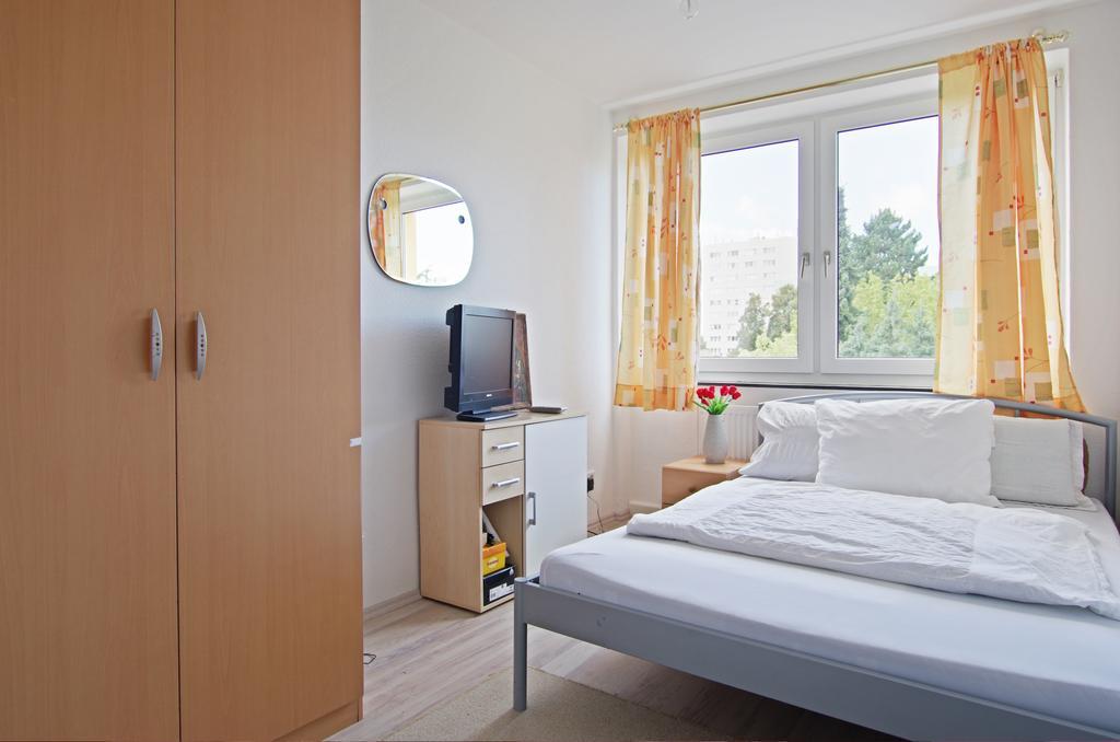 Private Rooms Near Exhibition Center Hannover Exterior foto