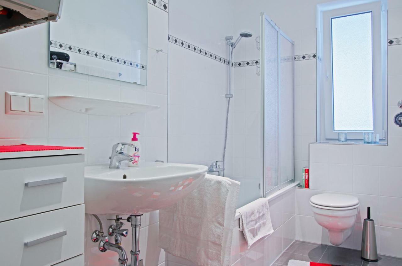 Private Rooms Near Exhibition Center Hannover Exterior foto